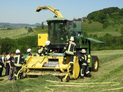 Brand einer Landwirtschaftlichen Maschine in Schwaebisch Gmuend-Bargau